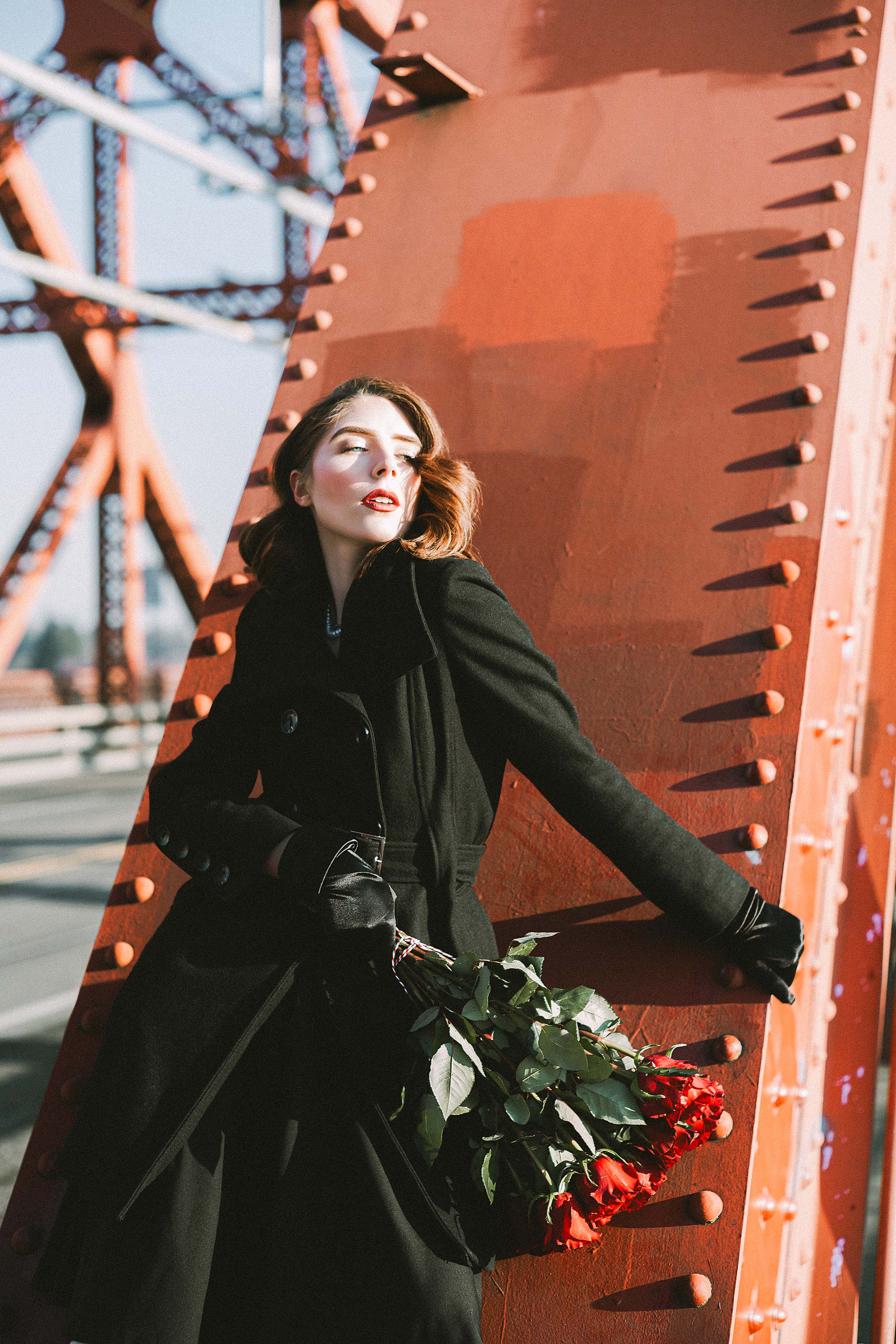 Elegant and Romantic 40s-Inspired Portraits on the Broadway Bridge — photograph 1 of 23